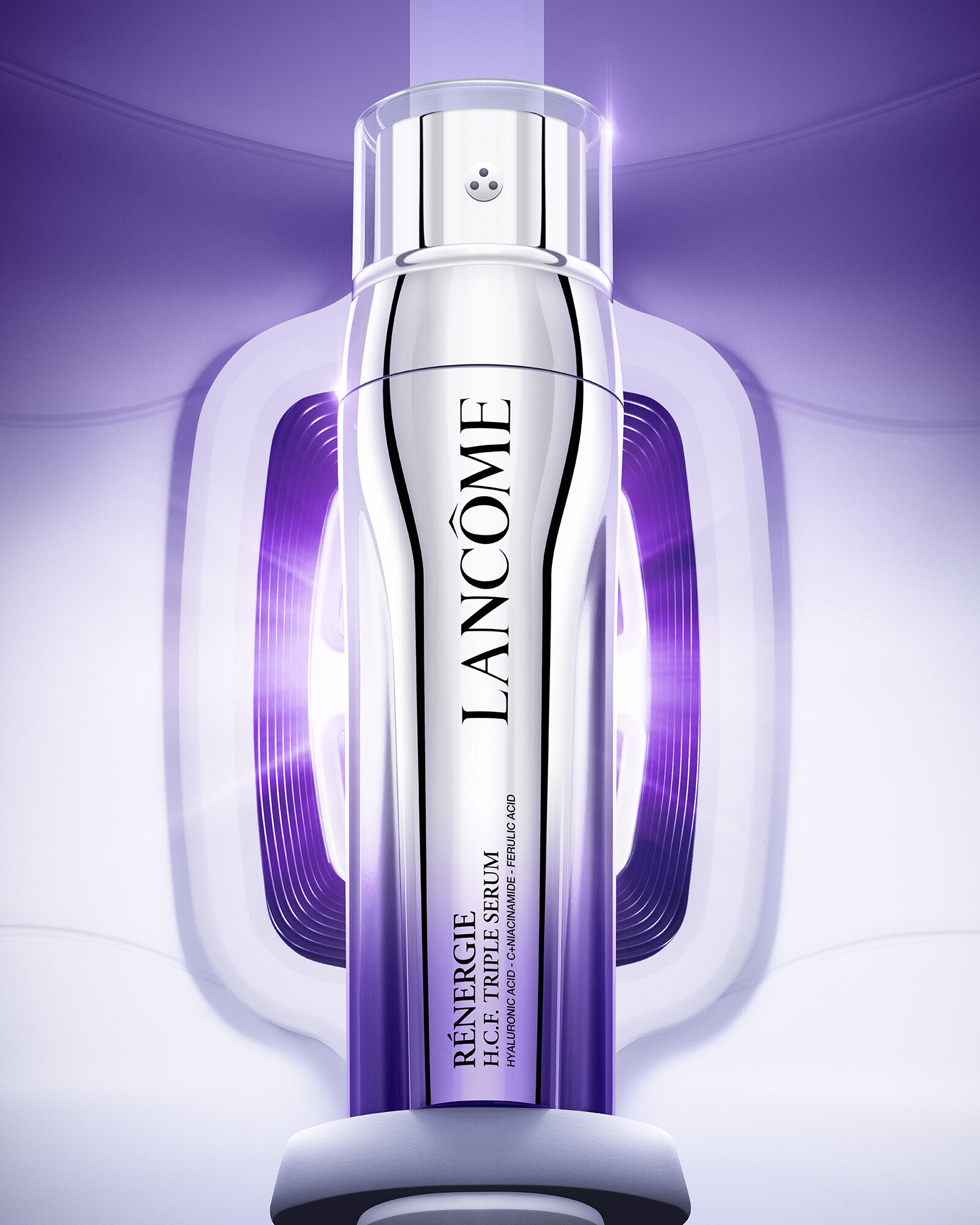 מוצרי איפור וטיפוח מבית לנקום (Lancome) מעוצבים על חול ים תחת שמיים בהירים, כולל מסקרה Lash Idole Curl Goddess בגוון זהב-ורוד, שפתוני Cheeks Juicy Tubes, ומייק-אפ קומפקט לצד מגבת ורודה.