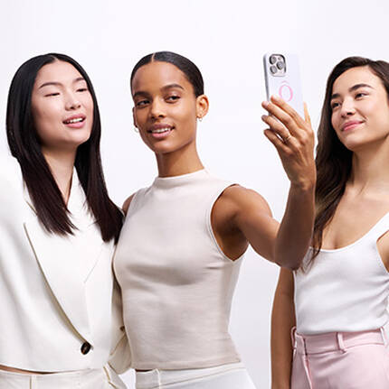 Girls playing with Virtual try on service