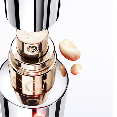 סרום Genifique Ultimate של לנקום וקרם Renergie H.P.N. 300-Peptide של לנקום מוצגים על כנים ורודים מדורגים