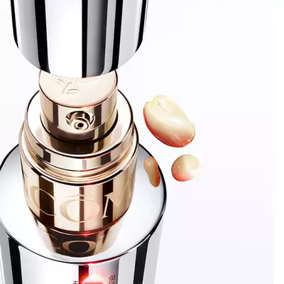 סרום Genifique Ultimate של לנקום וקרם Renergie H.P.N. 300-Peptide של לנקום מוצגים על כנים ורודים מדורגים
