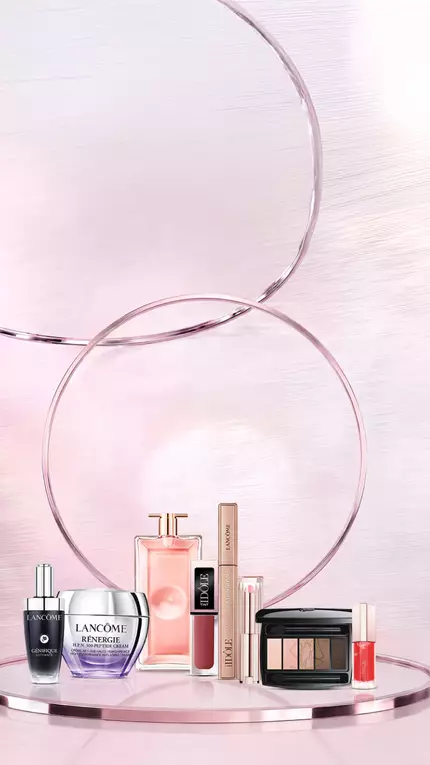 מוצרי טיפוח, איפור ובישום של Lancome מוצגים על רקע ורוד בהיר.